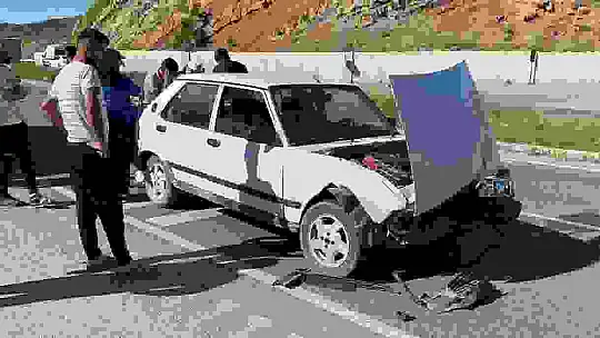 Sivas'ta iki otomobil çarpıştı: 2'si çocuk 4 yaralı