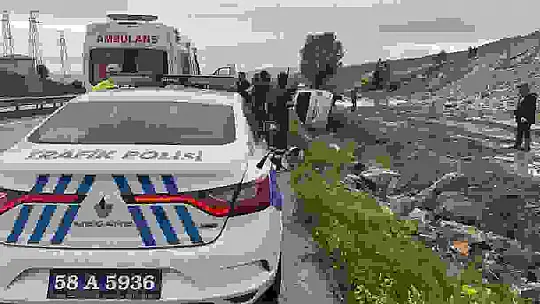 Sivas'ta minibüs yan yattı: 4 yaralı