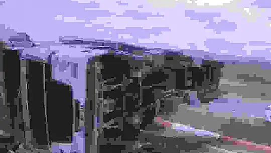 Sivas'ta saman yüklü tır devrildi