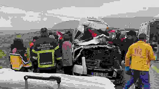 Sivas'ta servis aracı ile tır çarpıştı: Ölü ve yaralılar var