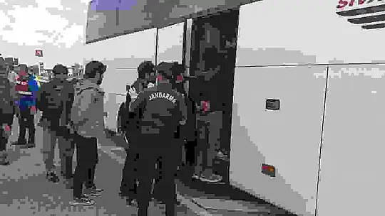 Sivas'ta tırın dorsesinden 134 kaçak göçmen çıktı