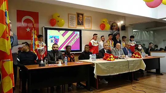 Stadyuma değil, okula geldiler