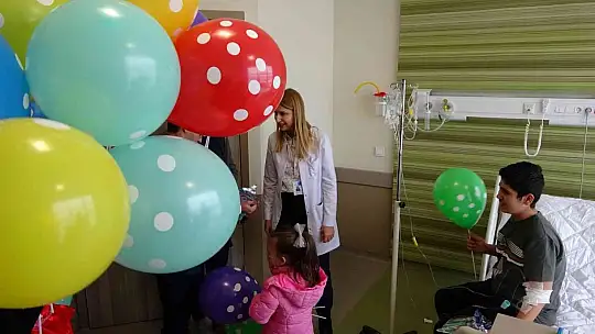 Stajyer öğrenciler hastanede neşe saçtı