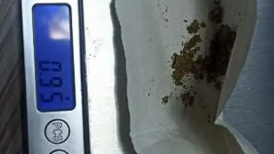 Şüpheli şahsın üzerinde peçeteye sarılı uyuşturucu bulundu