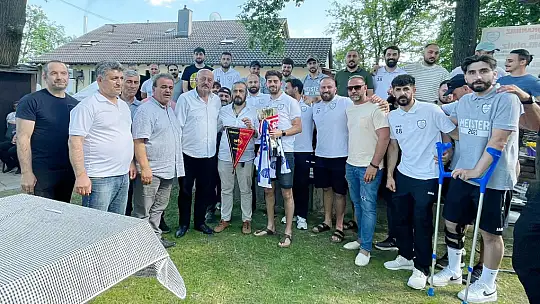 SV Özvatanspor şampiyonluk kupasını kaldırdı