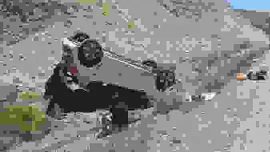 Takla atan araçtan emniyet kemeri sayesinde burunları bile kanamadan çıktılar