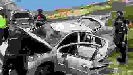 Takla atan araçtan emniyet kemeri sayesinde burunları bile kanamadan çıktılar