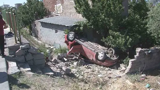 Takla atan otomobil eve girdi: Yaralılar var