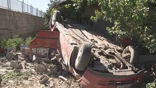 Takla atan otomobil eve girdi: Yaralılar var