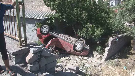 Takla atan otomobil eve girdi: Yaralılar var