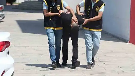 Taktıkları kaskın izini süren polis, gasp şüphelilerini yakaladı