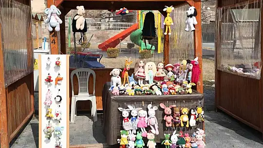 Talas, 'maharetli ellerle' kışa merhaba diyor