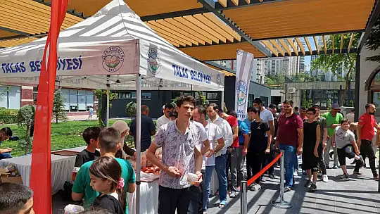 Talas'ta cuma namazı sonrası ikramı!