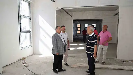 Hayırsever tarafından yapılan kütüphanede sona doğru