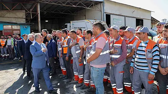 Mustafa Yalçın personelle tek tek bayramlaştı