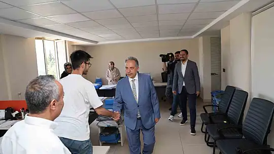 Mustafa Yalçın personelle tek tek bayramlaştı