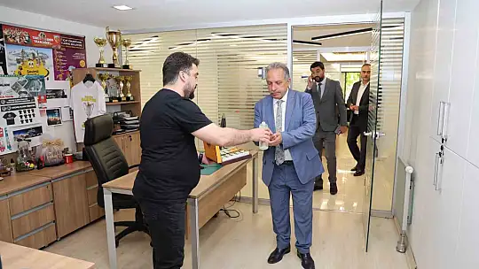 Mustafa Yalçın personelle tek tek bayramlaştı