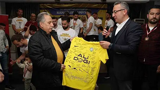 Talasgücü Belediyespor şampiyonluğu kutladı