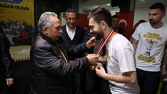 Talasgücü Belediyespor şampiyonluğu kutladı