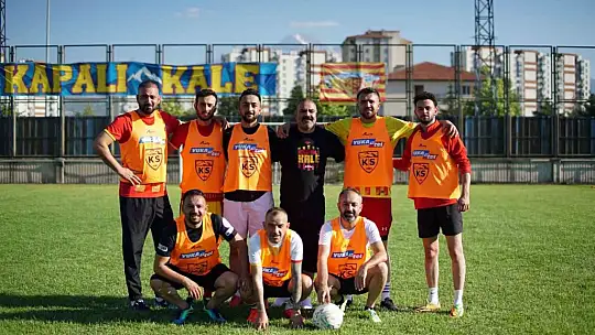 Kapalı Kale tribünden sahaya indi