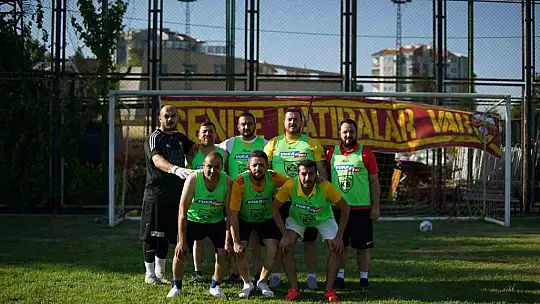 Kapalı Kale tribünden sahaya indi