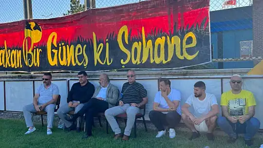 Kapalı Kale tribünden sahaya indi