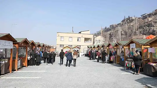 Tarihi meydanda en renkli 'Pazar'