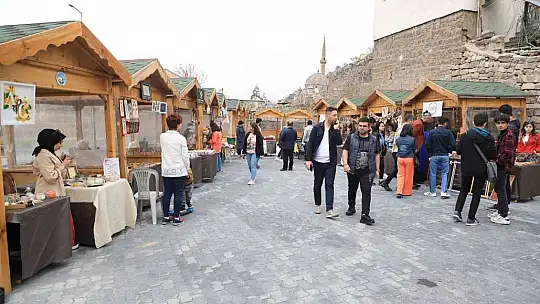 Tarihi meydanda en renkli 'Pazar'