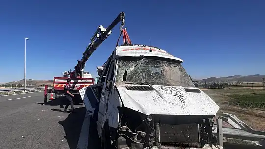 Tarım işçilerini taşıyan minibüs devrildi: 24 yaralı