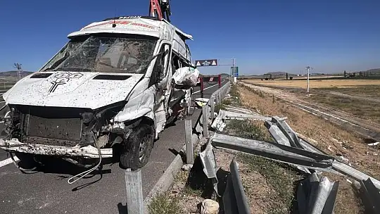 Tarım işçilerini taşıyan minibüs devrildi: 24 yaralı