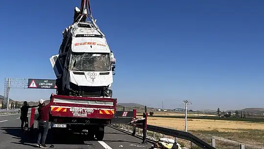 Tarım işçilerini taşıyan minibüs devrildi: 24 yaralı