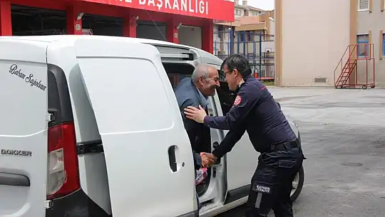 Engelli çift kendilerini kurtaran ekipleri ziyaret etti