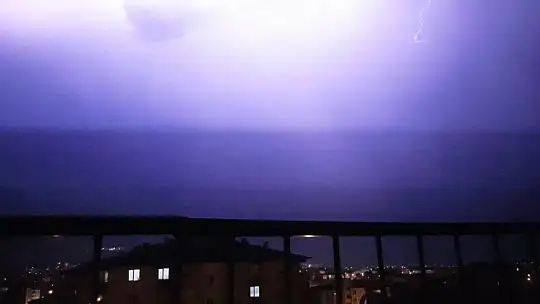 Kayseri'de şimşekler geceyi aydınlattı