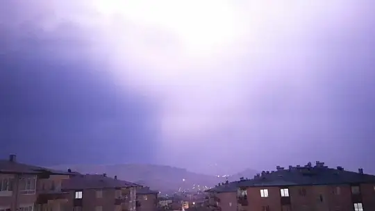 Kayseri'de şimşekler geceyi aydınlattı