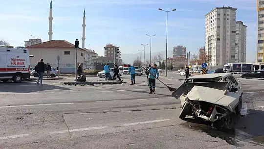 Ticari araçla çarpışan otomobil perte çıktı: 2 yaralı