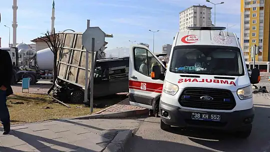 Ticari araçla çarpışan otomobil perte çıktı: 2 yaralı