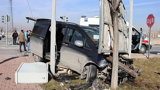 Ticari araçla çarpışan otomobil perte çıktı: 2 yaralı