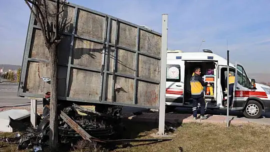 Ticari araçla çarpışan otomobil perte çıktı: 2 yaralı