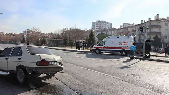 Ticari araçla çarpışan otomobil perte çıktı: 2 yaralı