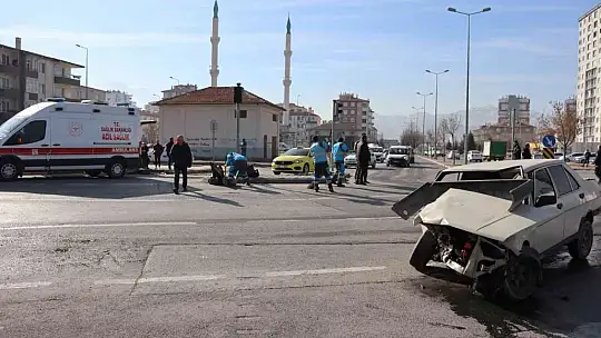 Ticari araçla çarpışan otomobil perte çıktı: 2 yaralı