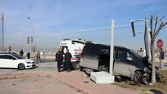 Ticari araçla çarpışan otomobil perte çıktı: 2 yaralı