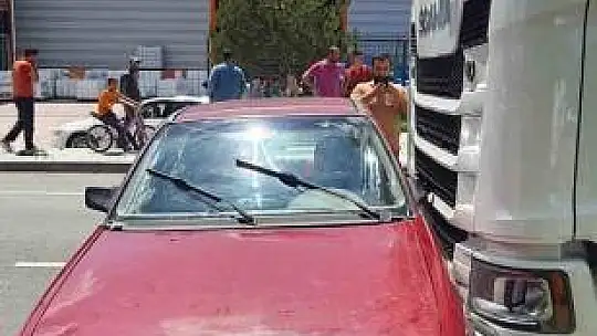 Tırın çarptığı otomobil metrelerce sürüklendi