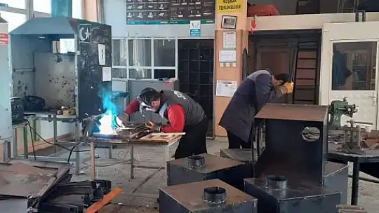 Tomarza'da depremzedeler için soba üretiliyor