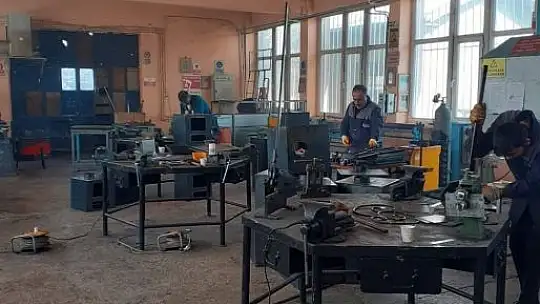 Tomarza'da depremzedeler için soba üretiliyor