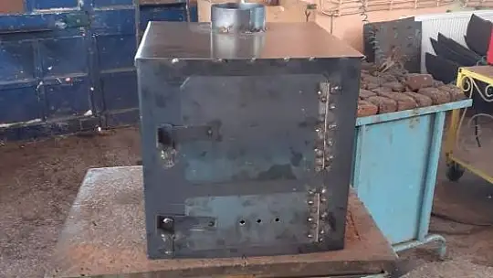 Tomarza'da depremzedeler için soba üretiliyor