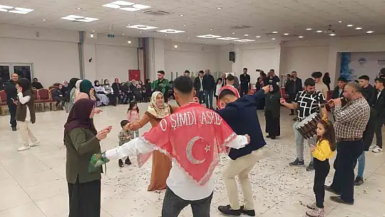 Tomarzalı gençler kına yakılarak askere gönderildi