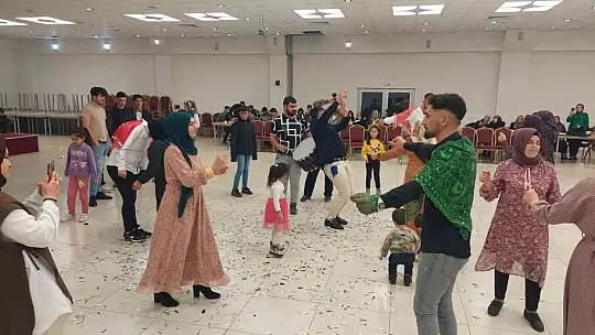 Tomarzalı gençler kına yakılarak askere gönderildi