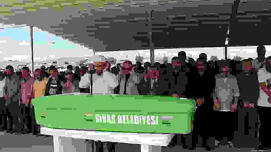 Trafik kazasında hayatını kaybeden aile son yolculuğuna uğurlandı