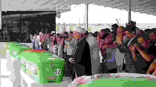 Trafik kazasında hayatını kaybeden aile son yolculuğuna uğurlandı