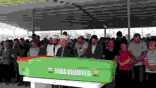 Trafik kazasında hayatını kaybeden aile son yolculuğuna uğurlandı